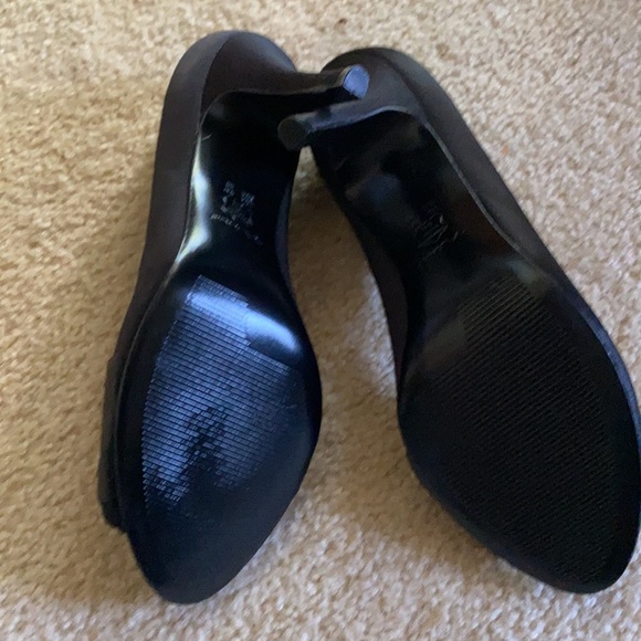 Black satin open toe pumps - Picture 4 of 5